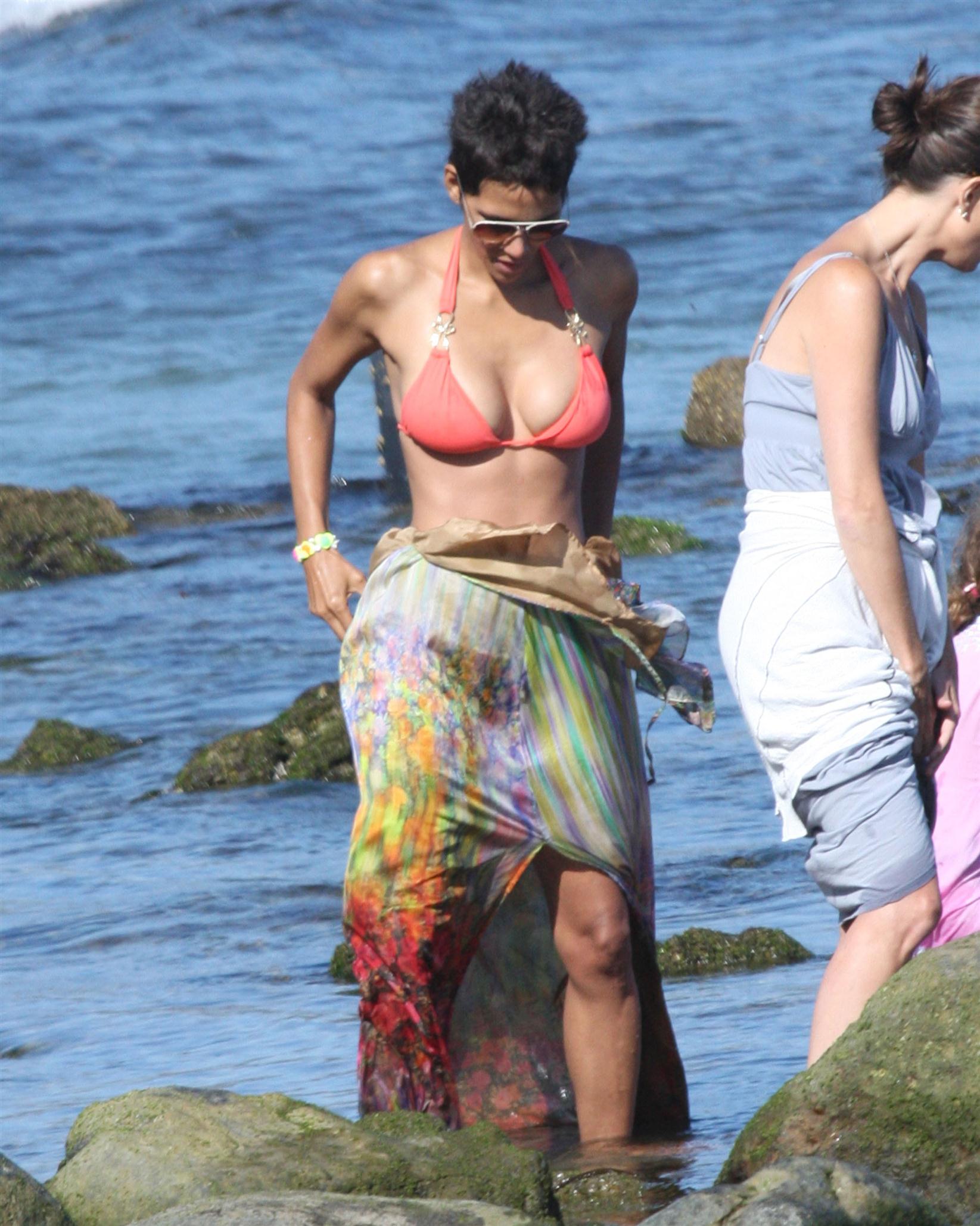 Halle Berry spends her 45th birthday on Malibu Beach photos | Picture 59761